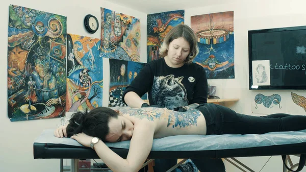 世界各国纹身师制作纹身女孩的背上 — 图库照片