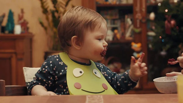 Funny špinavé dítě jíst cukrové řepy — Stock fotografie