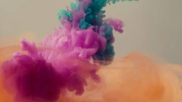 Tre färger av bläck tappade i vatten — Stockfoto