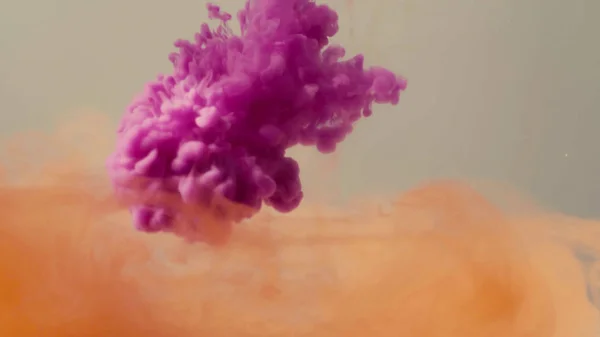 Två färger av bläck tappade i vatten — Stockfoto