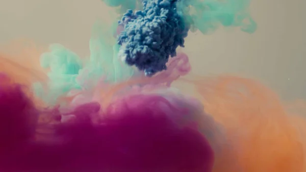 Fyra färger av bläck tappade i vatten — Stockfoto