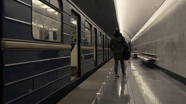O trem que chega à estação de metrô — Fotografia de Stock