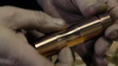 İşçiler ellerini unwraping ayrıntı ve kontrol