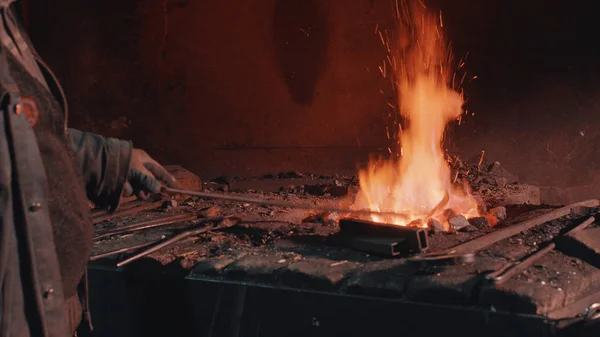 Calentamiento del detalle metálico en el fuego —  Fotos de Stock