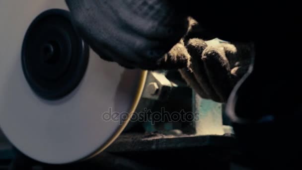 Mans hands working with a circular grindstone — Stock Video