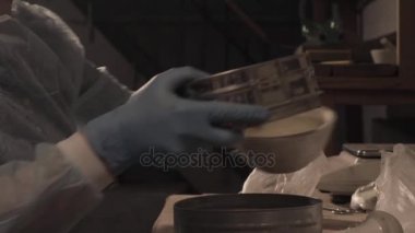 Laboratuvarda kadın bilim adamı