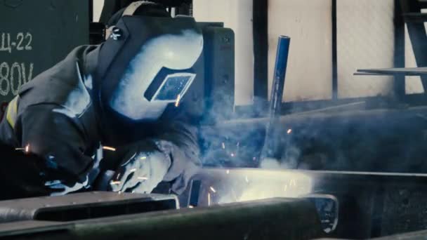 Зварювальник на роботі в металургійній промисловості — стокове відео