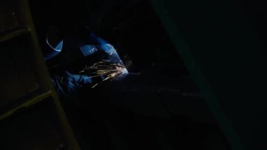 Kaynakçı metal sektöründe iş başında