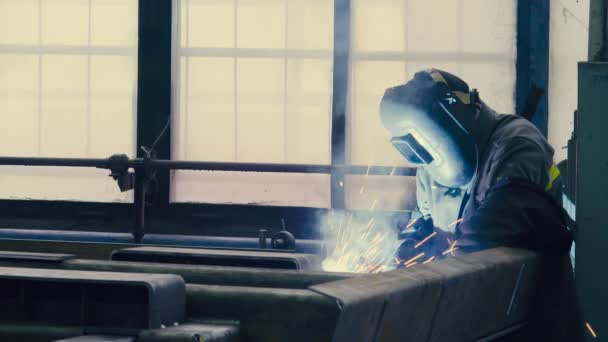 Schweißer bei der Arbeit in der Metallindustrie — Stockvideo