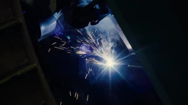 Сварщик за работой в металлургии — стоковое видео