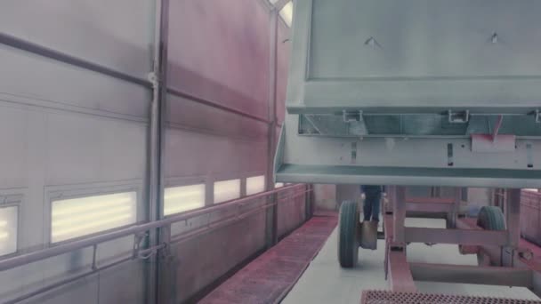 La carretilla elevadora que lleva el cuerpo del camión — Vídeo de stock