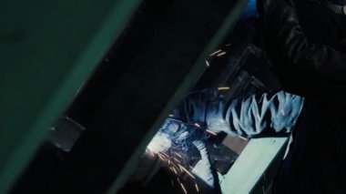 Kaynakçı metal sektöründe iş başında