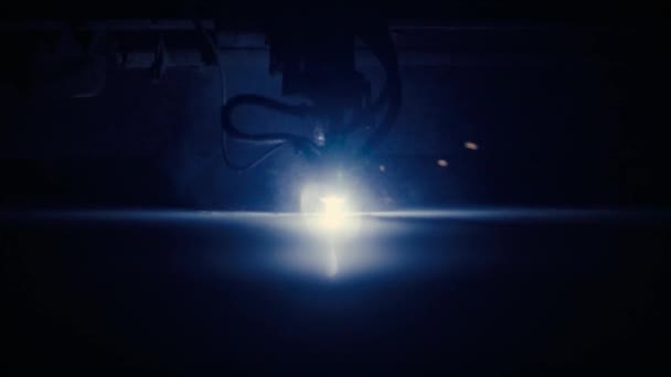 Tăierea cu laser a foii metalice — Videoclip de stoc