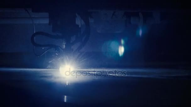 Tăierea cu laser a foii metalice — Videoclip de stoc