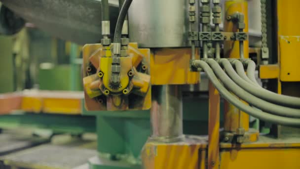 Percetakan logam otomatis membuat bagian dari tangki — Stok Video