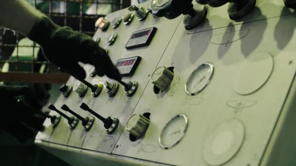 Trabajadores manos en el panel de control de la máquina — Vídeo de stock