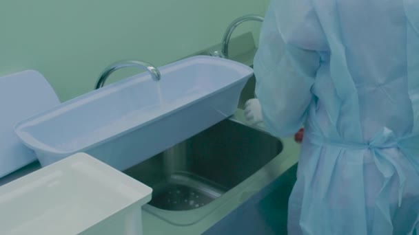 Медсестра наполняет пластиковый поднос водой — стоковое видео