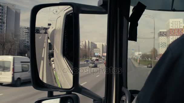 Vista em carros tanque retrovisor espelho na estrada — Vídeo de Stock