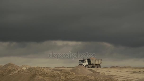 Bir taş ocağında boşaltma kamyon — Stok video