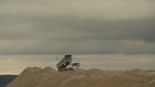 Truck unloading in a quarry — Stock Video