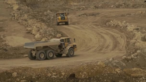 Taş ocağı yakınındaki bir yolda iki kamyon — Stok video