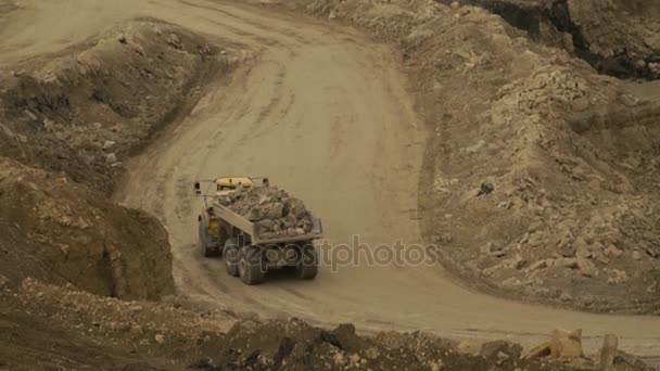 Camion sur une route près d'une carrière — Video