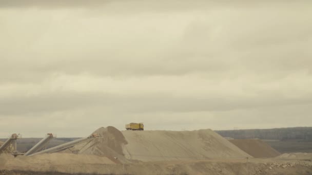 卡车在一个采石场工作 — 图库视频影像