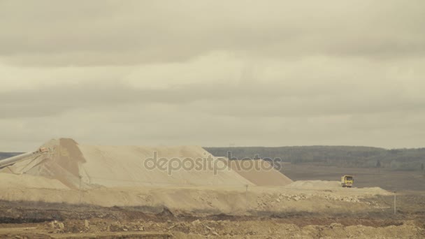 Camión trabajando en una cantera — Vídeos de Stock