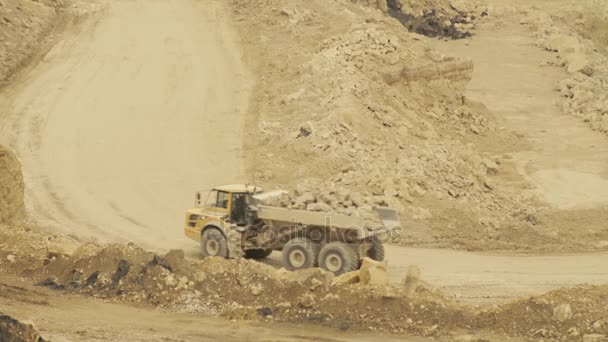 采石场附近的公路上的卡车 — 图库视频影像