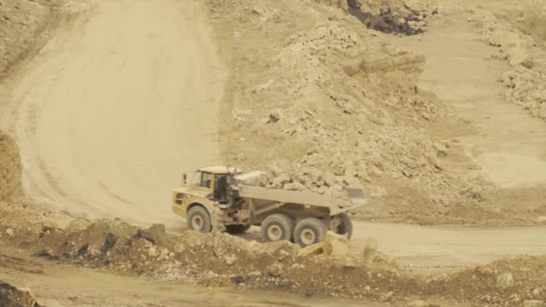 Vrachtwagen op een weg in de buurt van steengroeve — Stockvideo