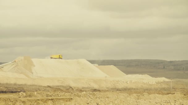 Camión trabajando en una cantera — Vídeos de Stock