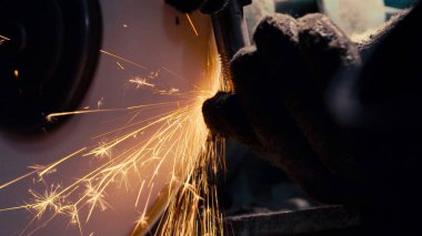 Adamın elleri ile dairesel bir değirmentaşı çalışma