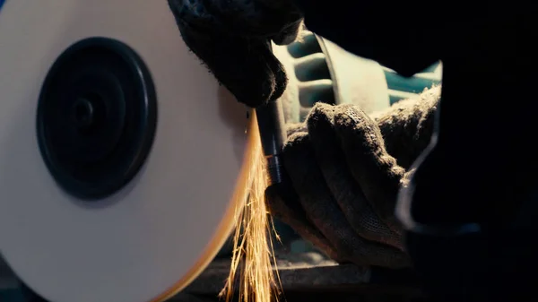 Rąk mężczyzny do pracy z okrągły kamień szlifierski — Zdjęcie stockowe