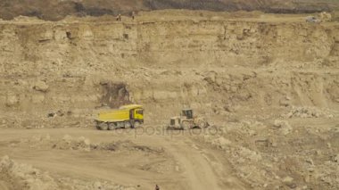 Taş ocağında sürüş kamyon
