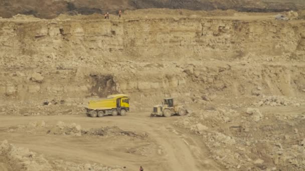 Teherautó vezetői a kőbánya — Stock videók