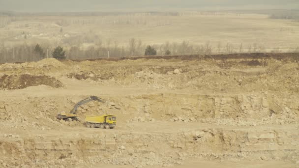 Vrachtwagen laden in een steengroeve — Stockvideo