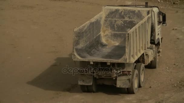 採石場で道路に空のトラック — ストック動画