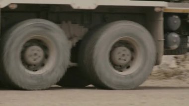 Toprak yolda sürüş Kamyon Tekerlekler