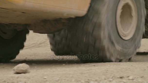 Lastbilar hjul kör på en grusväg — Stockvideo