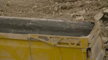 Bir taş ocağı kamyona yüklenmesini