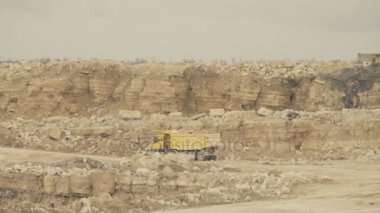 Ocağında bir yolda sürüş kamyonlar