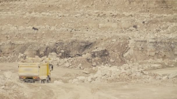 Camiones que conducen por una carretera en cantera — Vídeo de stock