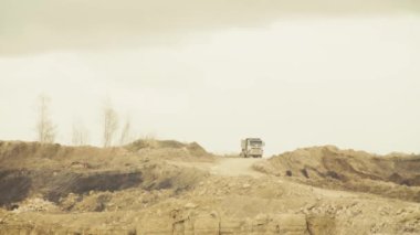 Ocağında bir yolda sürüş kamyonlar