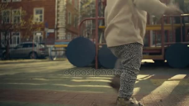 Un niño corriendo en el patio — Vídeos de Stock