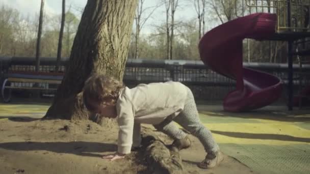 Un niño caminando en el patio — Vídeo de stock