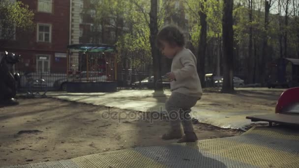 Ребенок, идущий во дворе — стоковое видео