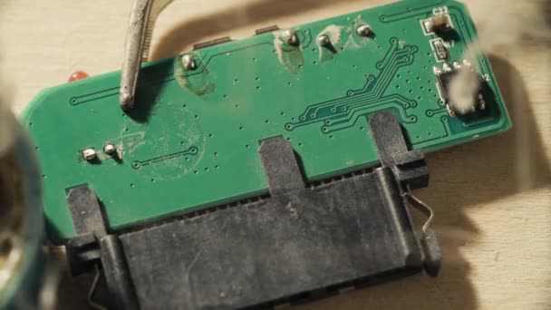 Soldering of contacts on a chip — Stock Video