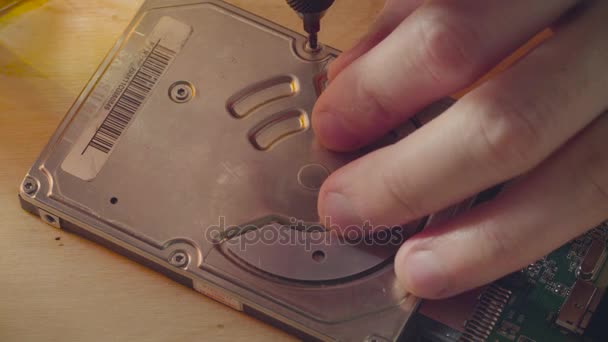 Mans mains dévisser la couverture hdd 
