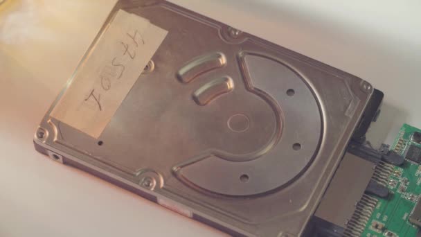 Mans mains ouvrant la couverture hdd 