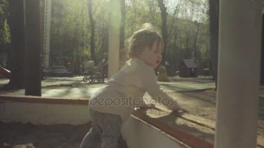 Anne Çocuk kum çıkmak için yardım